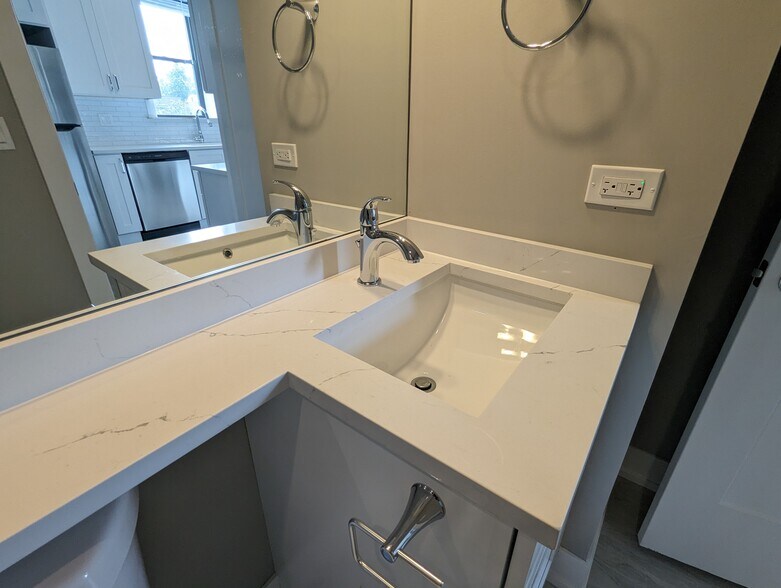 Building Photo - 3935 N Janssen Ave