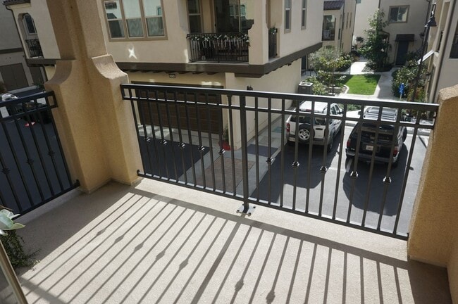 Building Photo - Beautiful 2 Bed 2.5 Bath End Unit with Lof...