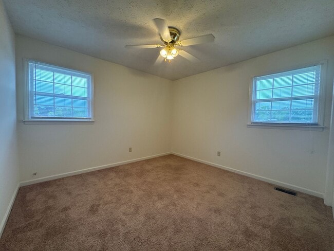 Building Photo - Spacious 3 Bed / 2 Bath Duplex in Lebanon – Comfortable Living with Convenient Location