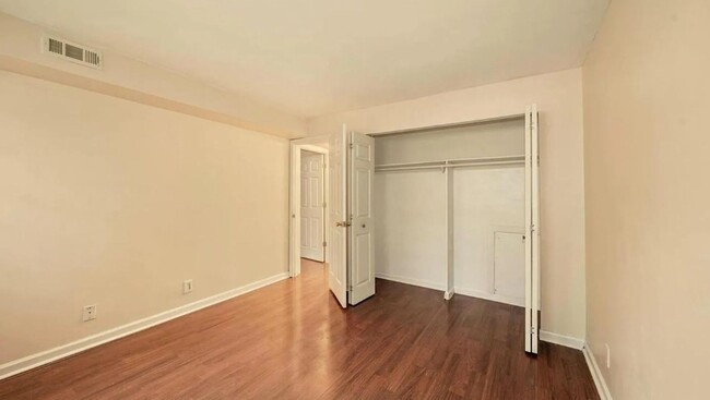 Building Photo - 2 bed 1 bath condo for rent in Gaithersburg