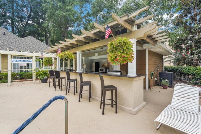 Building Photo - "Discover Coastal Comfort: Spacious 2-Bed, 2-Bath Condo at Summer House, Hilton Head Island!"