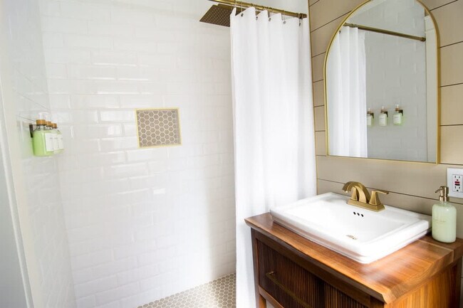 Building Photo - 1924 Cleveland Blvd