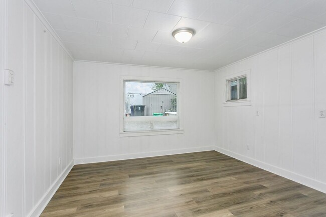 Building Photo - 2BR Upstairs Unit with Mountain Views & Private Yard – Tacoma Living at Its Best