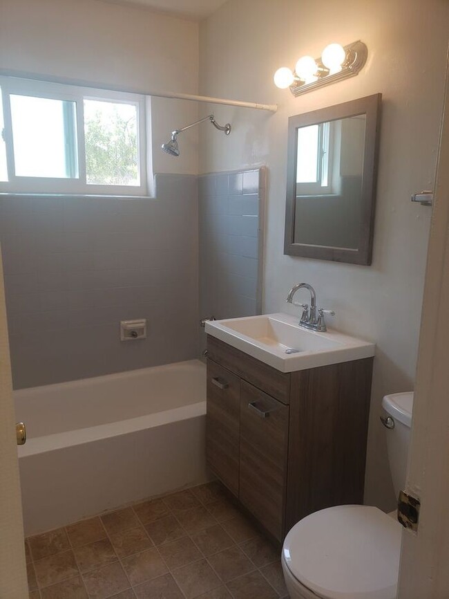 Building Photo - MOVE-In Special-Spacious La Mesa 2BR/1BA e...
