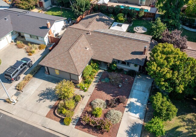 Building Photo - 618 Crestview Dr