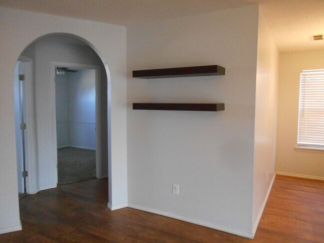 Building Photo - 3/2/2 near Earl Crow Park