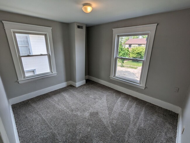 Building Photo - Spacious Colonial Home with Wood Columns a...