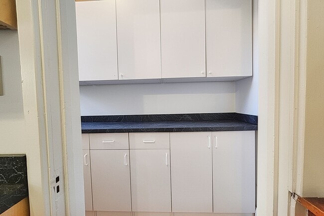 Building Photo - Large 3-bed/1-bath Apartment in the Heart of Rogers Park!