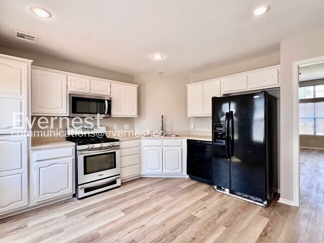 Building Photo - 3 Bed/2 Bath Home with Fenced Yard & Garage / Pet-Friendly / Available Now!