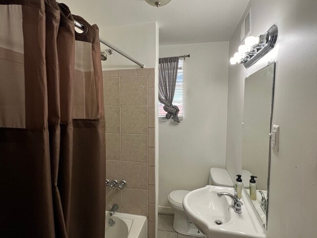 Building Photo - 1833 Point Breeze Ave