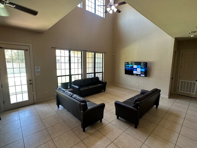 Building Photo - 3901 El Jardin St