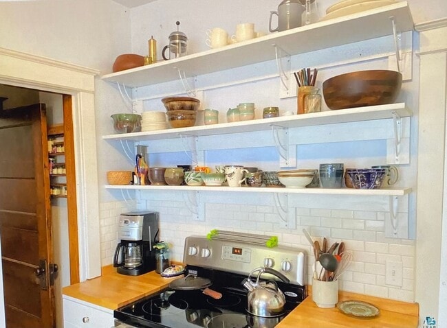 Building Photo - AVAILABLE APRIL - 3 BED 1 BATH