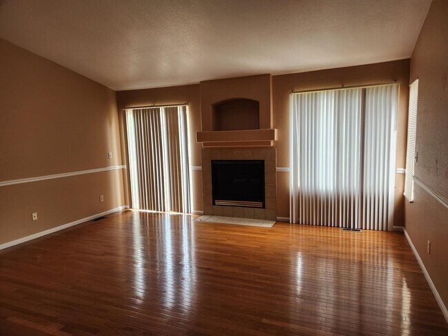 Building Photo - 3 Bedroom 2 full bathrooms in Brighton
