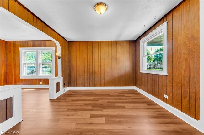 Building Photo - 8517 Rosewood Ave