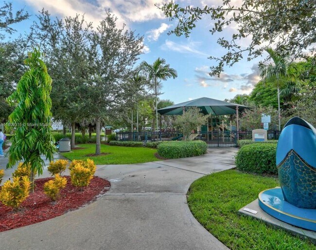 Building Photo - 2701 S Palm Aire Dr