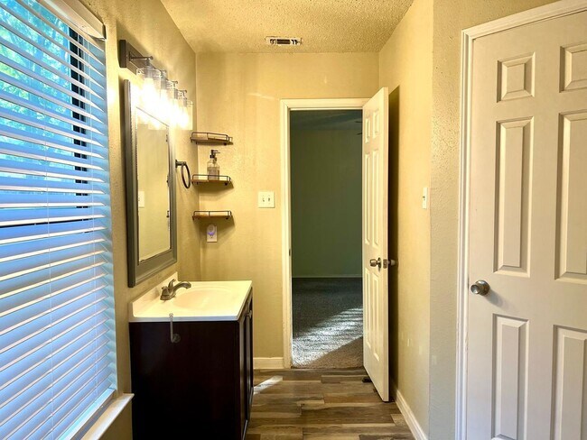 Building Photo - 207 Canoga Park Dr