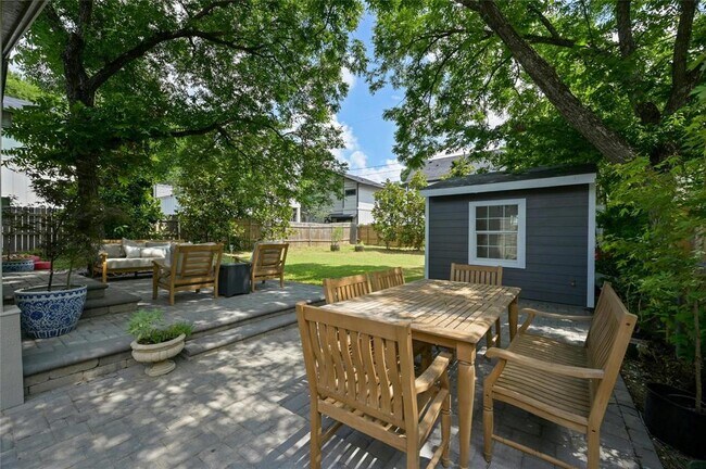 Building Photo - 406 W 55th St