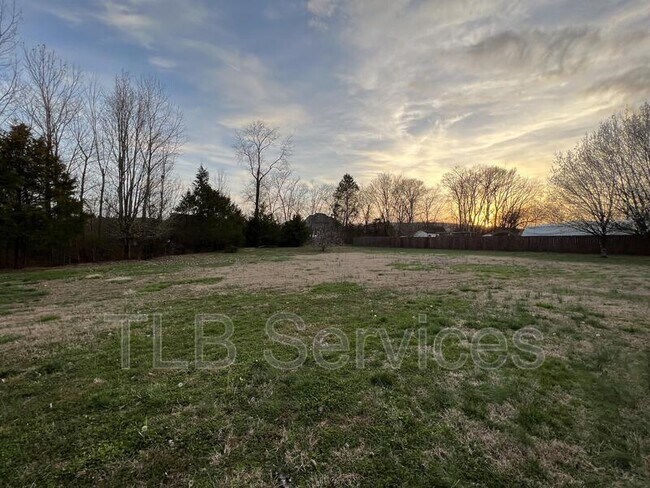 Building Photo - 211 Fall Creek Dr