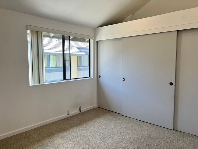 Building Photo - Spacious 2 Bedroom 2-1/2 Bathroom Townhome with 2-car garage in La Jolla near UCSD