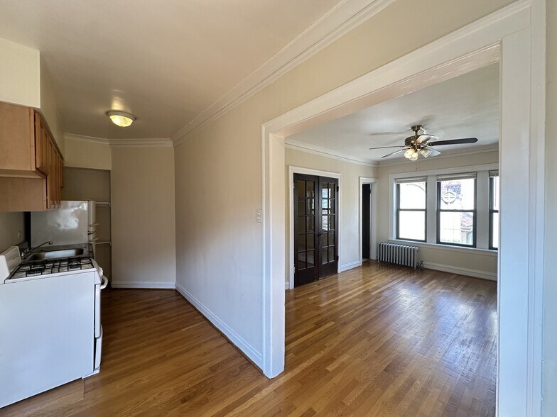 Building Photo - 4646 N Paulina St
