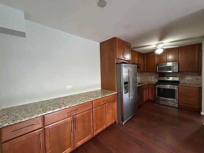 Building Photo - 696 Elm Pl