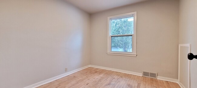 Building Photo - 2724 Stanley St