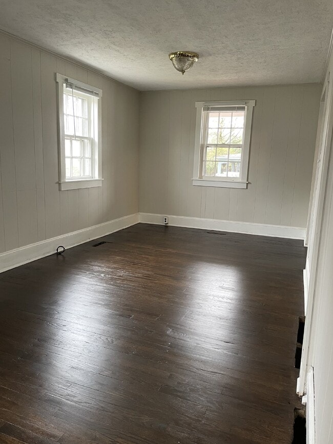 Building Photo - "Charming 3-Bed Home with 1.5 Baths in Fro...