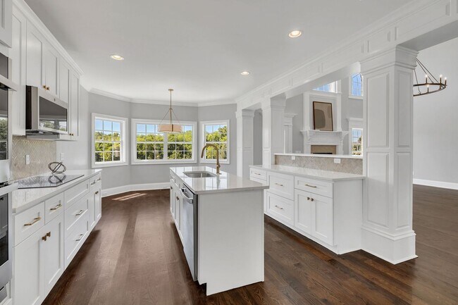 Building Photo - Luxury 4BR Home with River Views & Entertainer’s Bonus Room