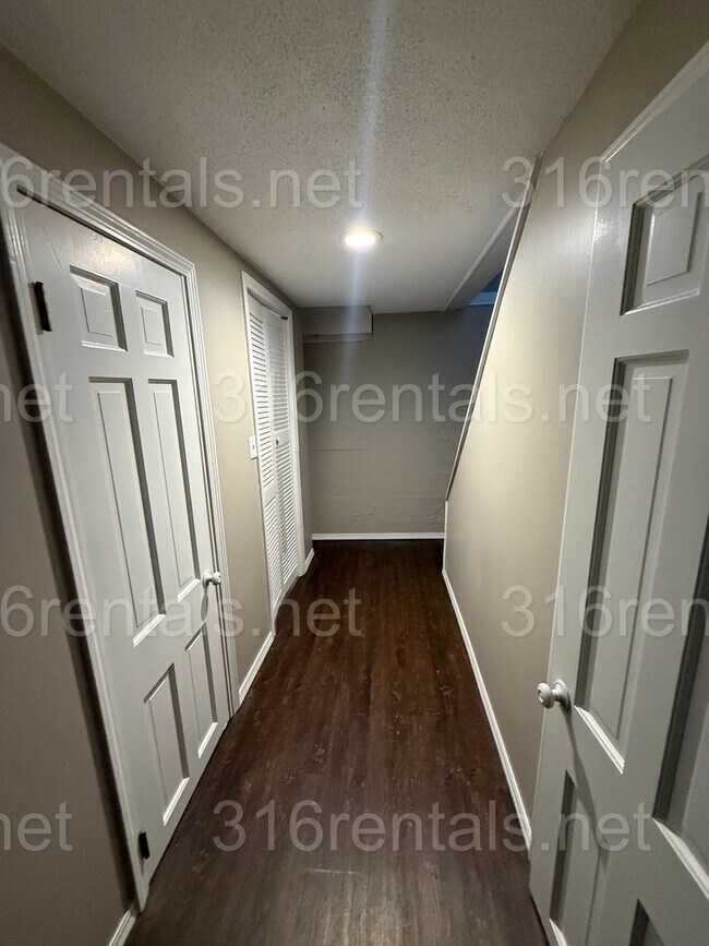 Building Photo - $1400 - 3 bedroom / 1 bathroom - Single Family Home