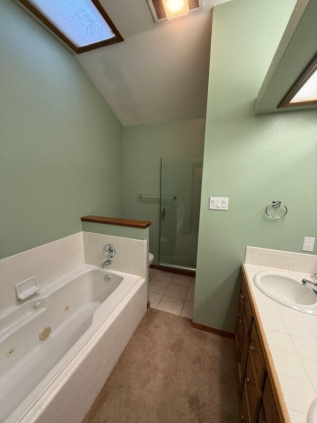 Building Photo - Beautiful 4 Bedroom Home Located in the Zi...