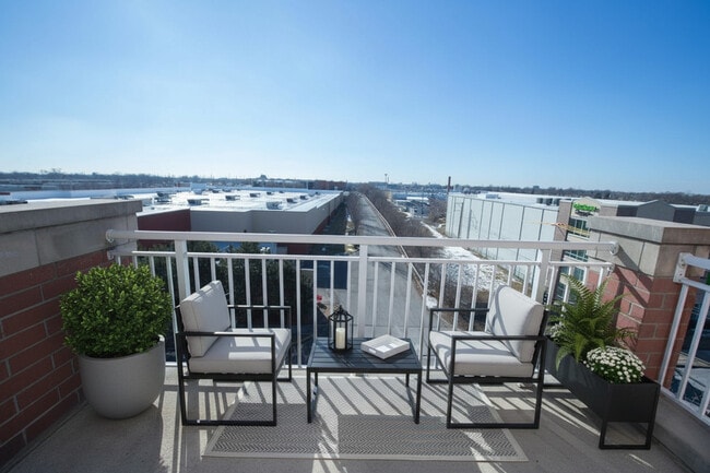 Building Photo - 6560 W Diversey Ave