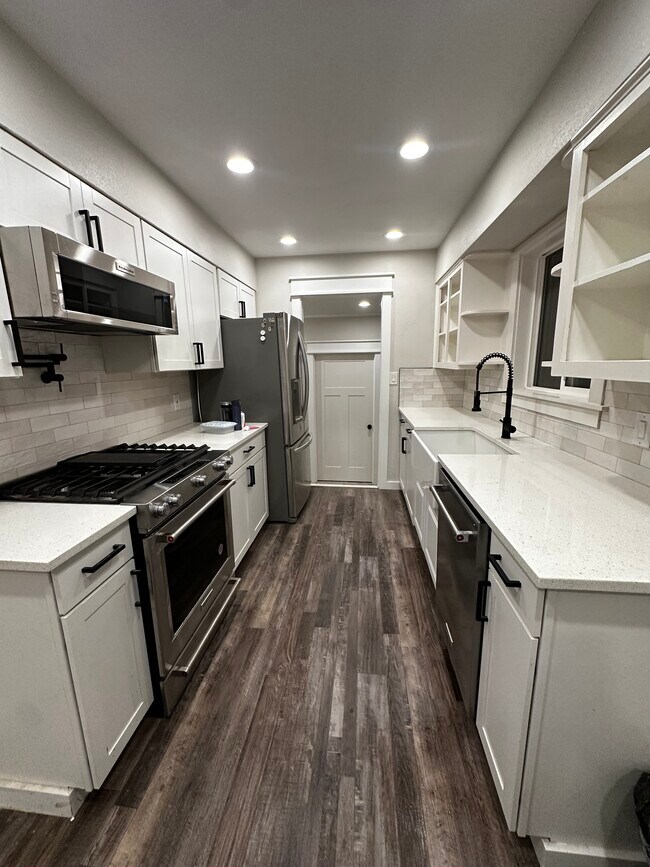 Building Photo - 340 SE 26th Ave