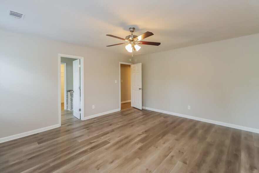 Building Photo - 220 Chesterfield Ct