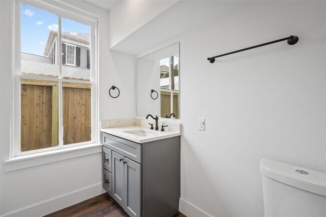 Building Photo - 1106 Winnie St