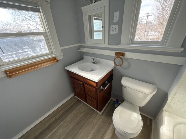 Building Photo - 913 10th St