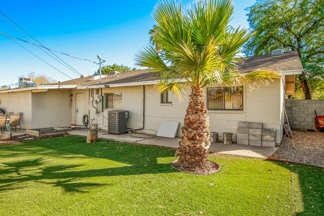 Building Photo - 4 Bedroom 2 Bathroom with Arizona Room in Tempe