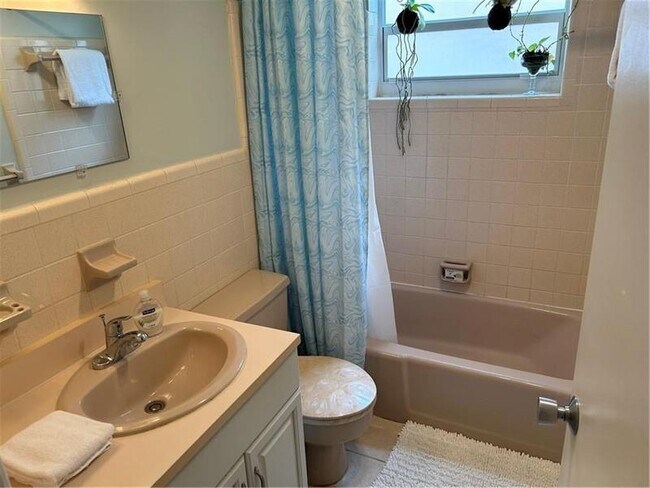 Building Photo - 2737 NE 28th St