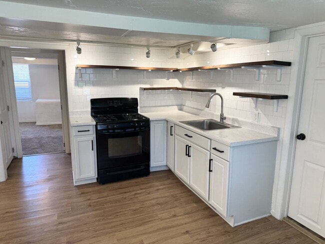 Building Photo - "Charming 2-Bed Apartment with ALL UTILITIES INCLUDED!! – Cozy Comfort Awaits!"