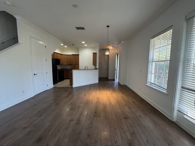Building Photo - "Spacious 3-Bed Townhouse Retreat in Tampa's Heart - Modern Comforts Await!"