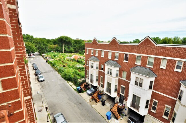 Building Photo - 3000 W Lawrence Ave