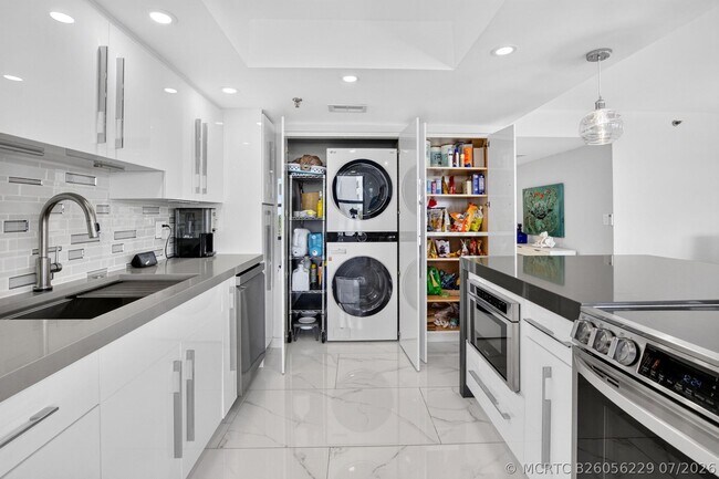 Building Photo - 3115 S Ocean Blvd