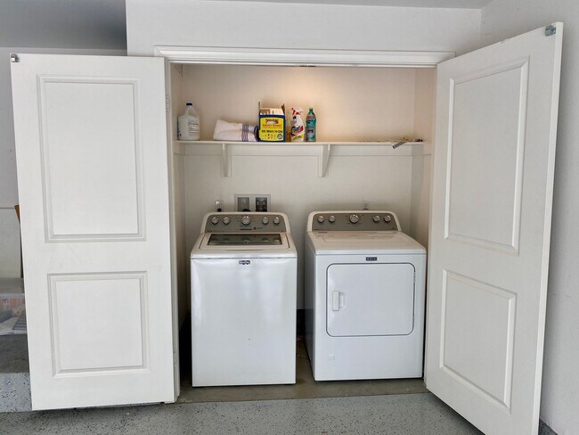 Building Photo - Modern Coastal Living – 2-Bed, 2.5-Bath Ho...