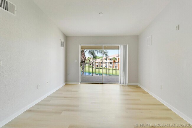 Building Photo - 121 SW Palm Dr
