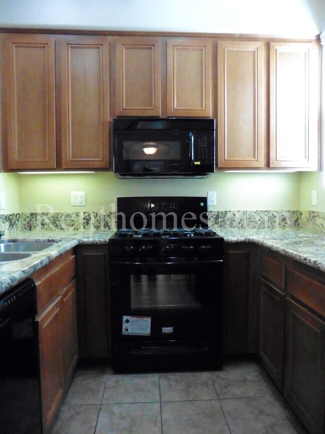 Building Photo - 568 Almond Rd