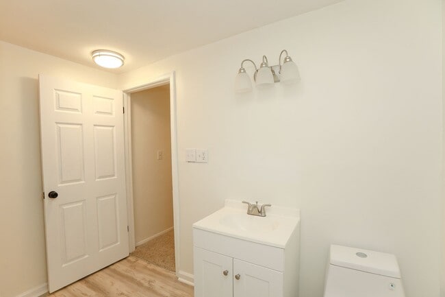 Building Photo - Bright, Clean, and Move-In Ready Townhome