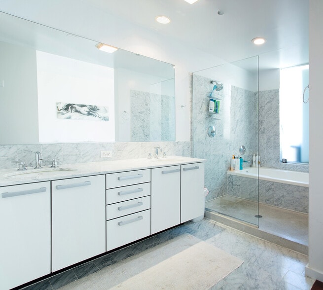 Building Photo - 550 N Saint Clair St