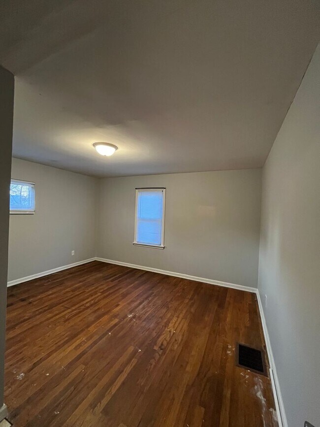 Building Photo - 4 bedroom 1.5 bathroom single family home