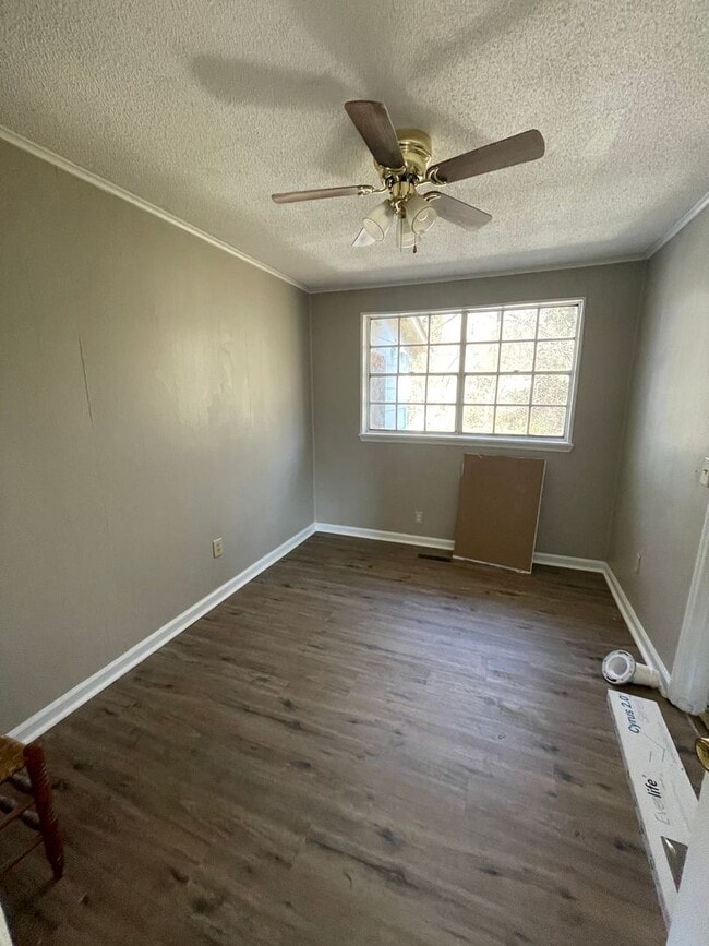 Building Photo - Newly renovated!