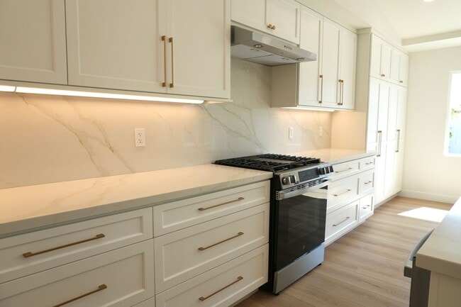 Building Photo - Beautifully Renovated 3B/2BA Home in La Ha...