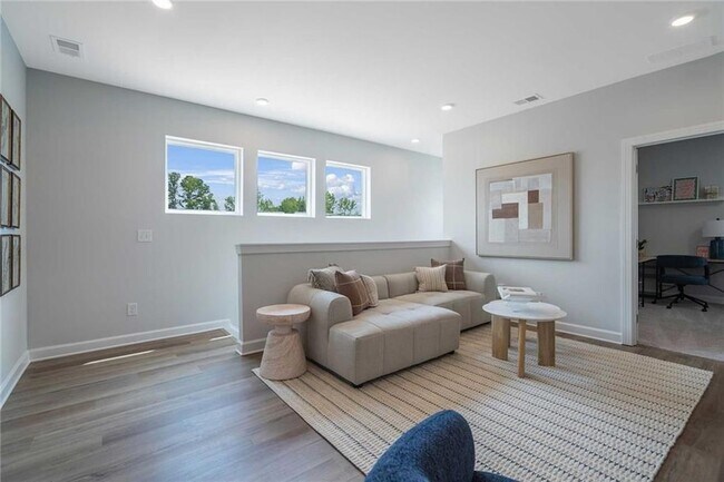 Building Photo - 622 Shallowford Rd